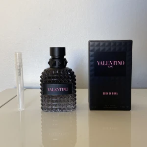 Valentino born in Roma edt - 5 ml av denna fräscha och träiga parfym🌊🪵 Köp sample så du vet hur den luktar och presterar på din hud⚡️