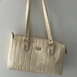 The monte bag - En super snygg the monte bag som är lite vit beige i färgen, knappt använd 
