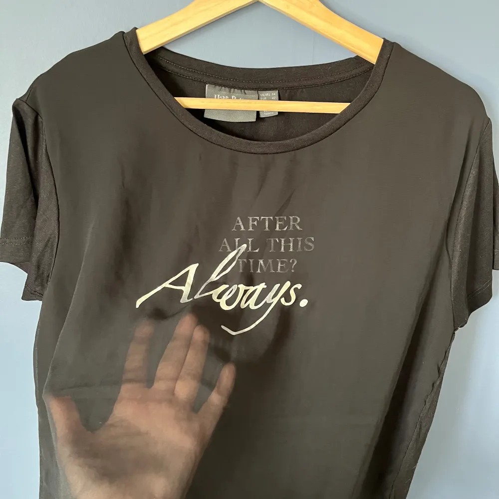 Säljer en Harry Potter t-shirt med mesh i storlek 42.. T-shirts.