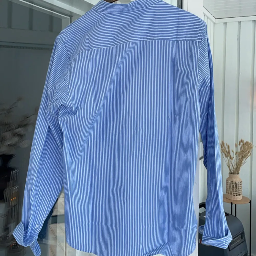 🔵 säljer denna snygga linne skjortan i toppskick, helt oanvänd, hör av dig vid minsta fundering 🤝. Skjortor.