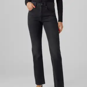 Fina jeans från Vero Moda i storlek 27x32 (passar S/M). Helt oanvända och i nyskick. Modellen heter VMHAILEY💕 Nypris 499kr.