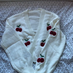 Helt ny kofta - Oanvänd!  Passar xs-L beroende på hur tight du vill ha det  Väldigt fin och söt