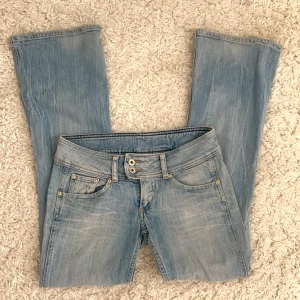 Lågmidjade Bootcut jeans  - Lågmidjade jeans från pepe jeans, storlek 26/30. Innerbenslängd:73 midjemått:36 x2 vill du köpa trycker du på köp nu, jag postar inom 24h