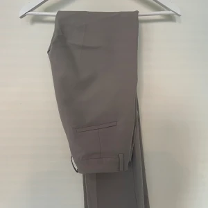 Kostymbyxor - Gråa kostymbyxor Vilma i storlek 34 ifrån Bikbok. Fint skick, säljs då dom ej passar längre :)