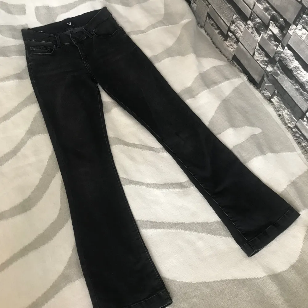 Snygga stretch LTB jeans ’Fallon’ från AboutYou i nyskick säljes för 500 kr. Färg svart denim och mid waist. . Jeans & Byxor.