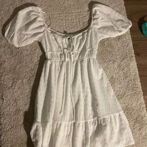 Sommar klänning  - Hej säljer en Gina tricot klänning i strl M, har bara använt 2 gånger och är som ny, nypris 400