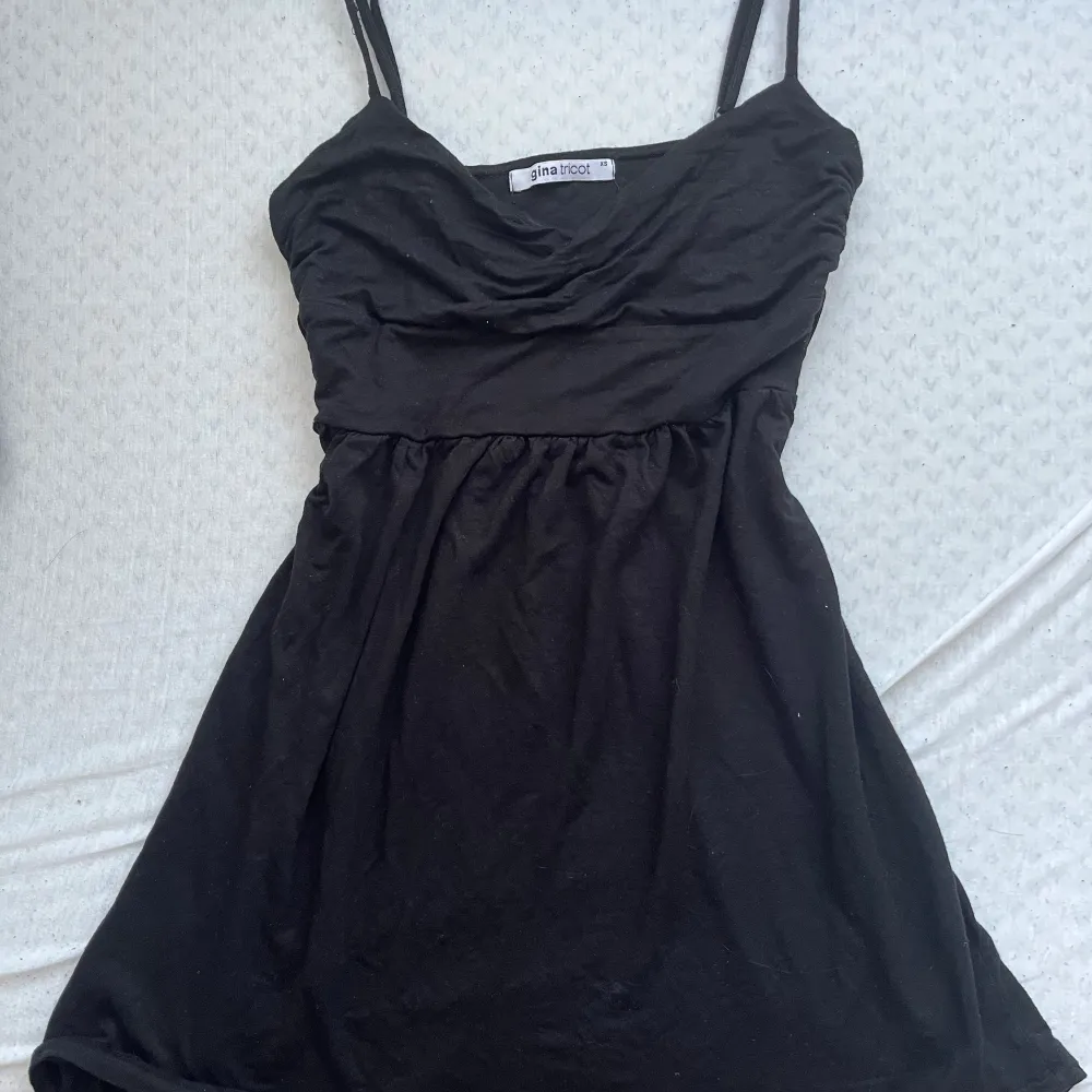 Cute short black dress spft material. Klänningar.
