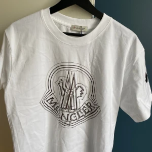 Moncler T-shirt  - Riktigt fin moncler tröja, med ovanligt tryck! Säljs då den är för stor. Vid smidig affär sänks priset 💥 hör av er.
