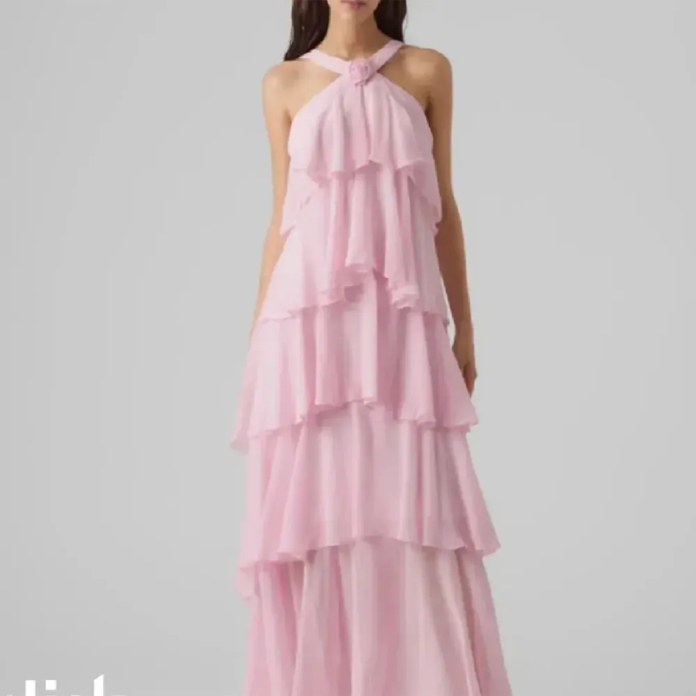 Säljer denna populära klänningen från Vero Moda som är slutsåld, aldrig använd vid flera intresserade får man buda. Klänningar.