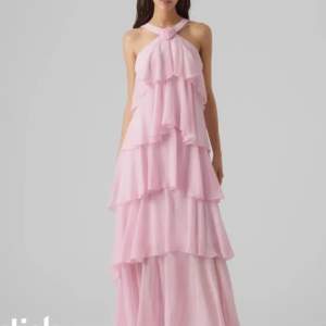 Säljer denna populära klänningen från Vero Moda som är slutsåld, aldrig använd vid flera intresserade får man buda
