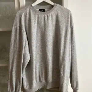 Säljer en grå sweatshirt från HM knappt använd å inga tecken på det heller, strlk M, kom gärna med frågor, pris diskuterbart