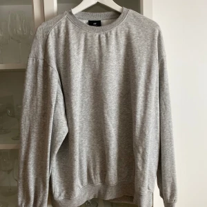Sweatshirt  - Säljer en grå sweatshirt från HM knappt använd å inga tecken på det heller, strlk M, kom gärna med frågor, pris diskuterbart