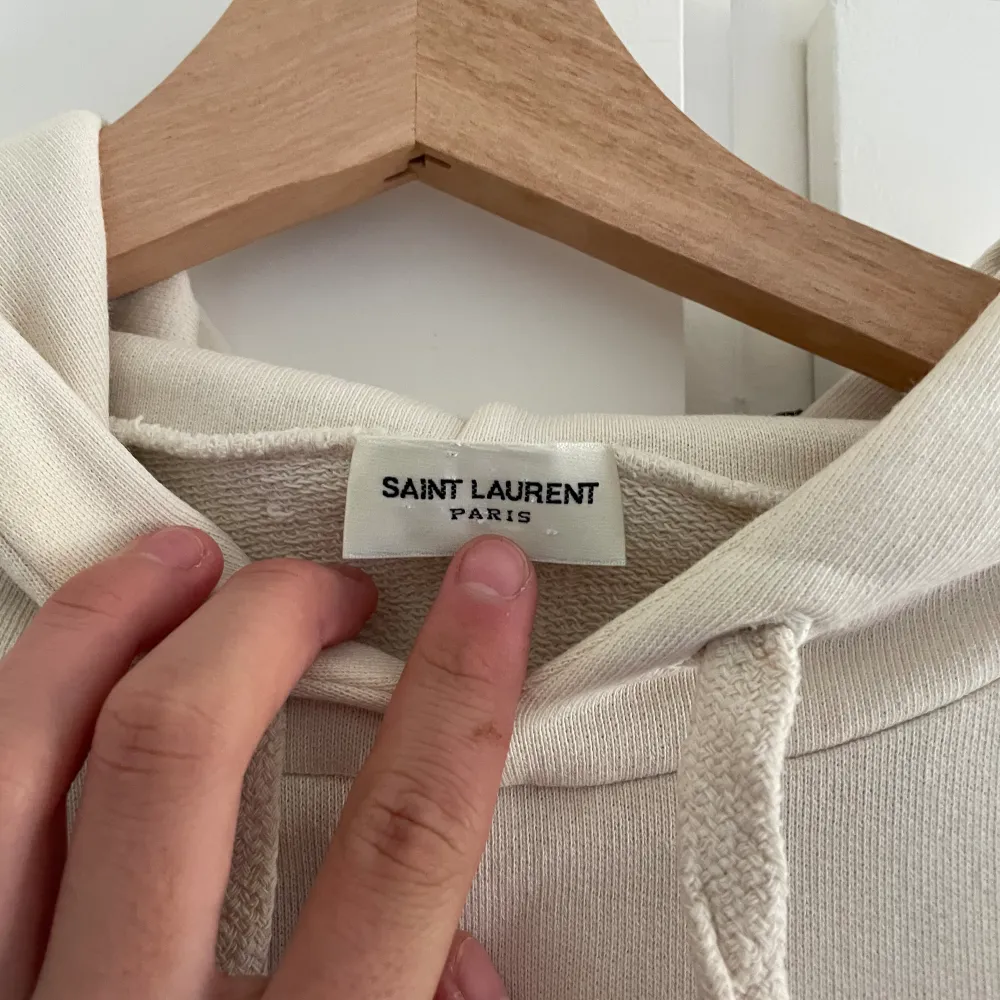 En saint Laurent hoodie i mycket bra skick, storlek M men passar S, nypris runt 7k, äkthetsbevis finns, kom privat för fler bilder eller frågor!. Hoodies.