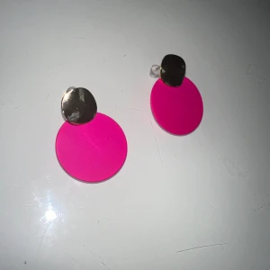 Öronhänge 😻 - Skit snygga öronhänge passar perfekt till somrig-utekväll! Varför inte matcha ihop örhängen med någon snygg klänning? I nyskick aldrig använda. 👍😻