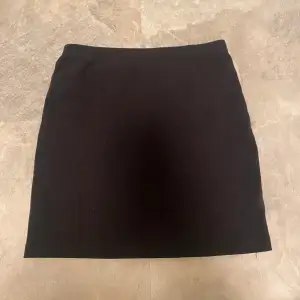 Jättefin kort svart kjol från Shein  Säljs då den inte kommer till användning  