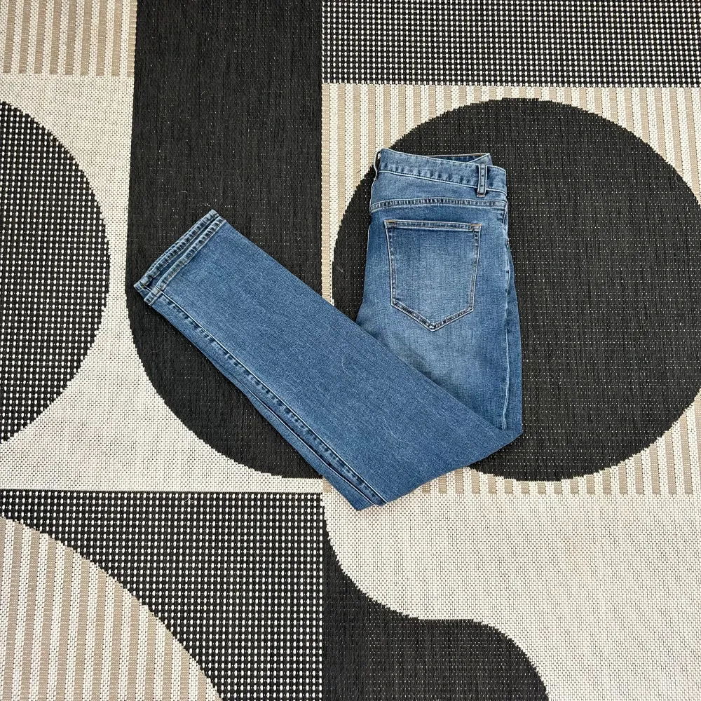 Storlek w31 L32, otroligt snygga och sköna jeans, egna slitningar, hör av er vid frågor samt övriga funderingar . Jeans & Byxor.