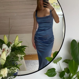 Blå balklänning💙🏙️🫐🦋🐳 - Säljer min superfina blå balklänning som jag köpte i usa! Detta är en av alla balklänningar jag testade till balen men valde att behålla en annan, så denna är helt oanvänd. Skönt material och en fin fyrkantig urringning 💙