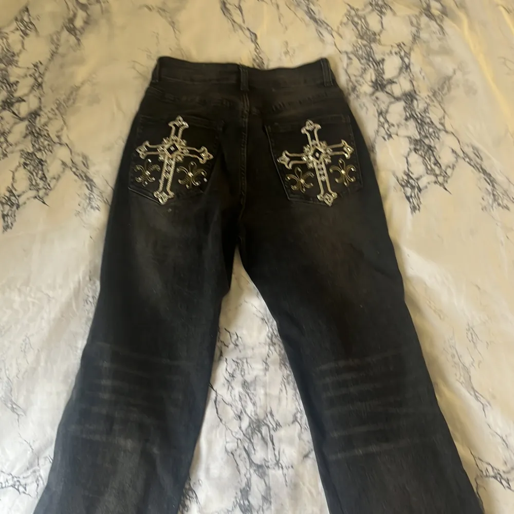 Xs) långa på mig som är 160, grå svarta flared  med guld kors och volanger . Jeans & Byxor.