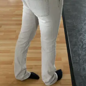 Lågmidjade grå jeans som är raka i modellen 💕 storlek L men väldigt stora i storleken då dom är köpta i Polen 