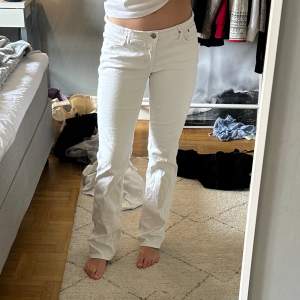 vita lågmidjade jeans! en defekt finns vid gylfen som man kan se på sista bilden men inget jag tänker på när jag bär dem 