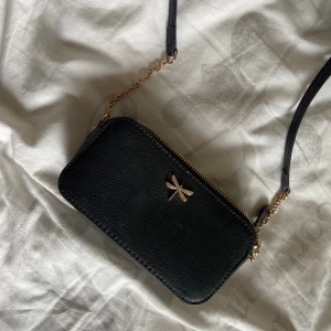 Handväska  - Liten svart handväska med gulddetaljer  Nyskick  