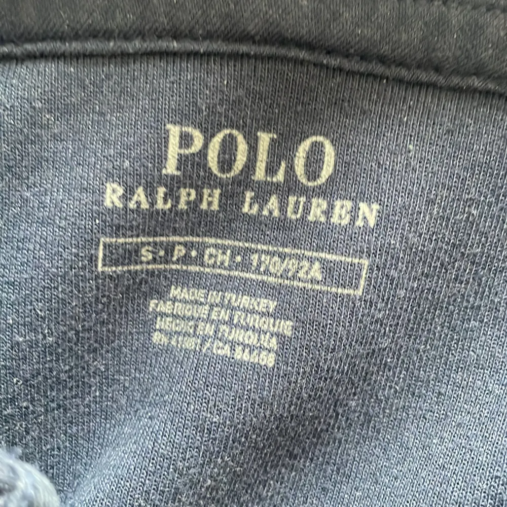Tja, säljer denna feta Ralph lauren zip hoode för ett bra pris och är knappt använd. Skick: 9,5/10 o nypris är runt 2100kr. Tröjor & Koftor.