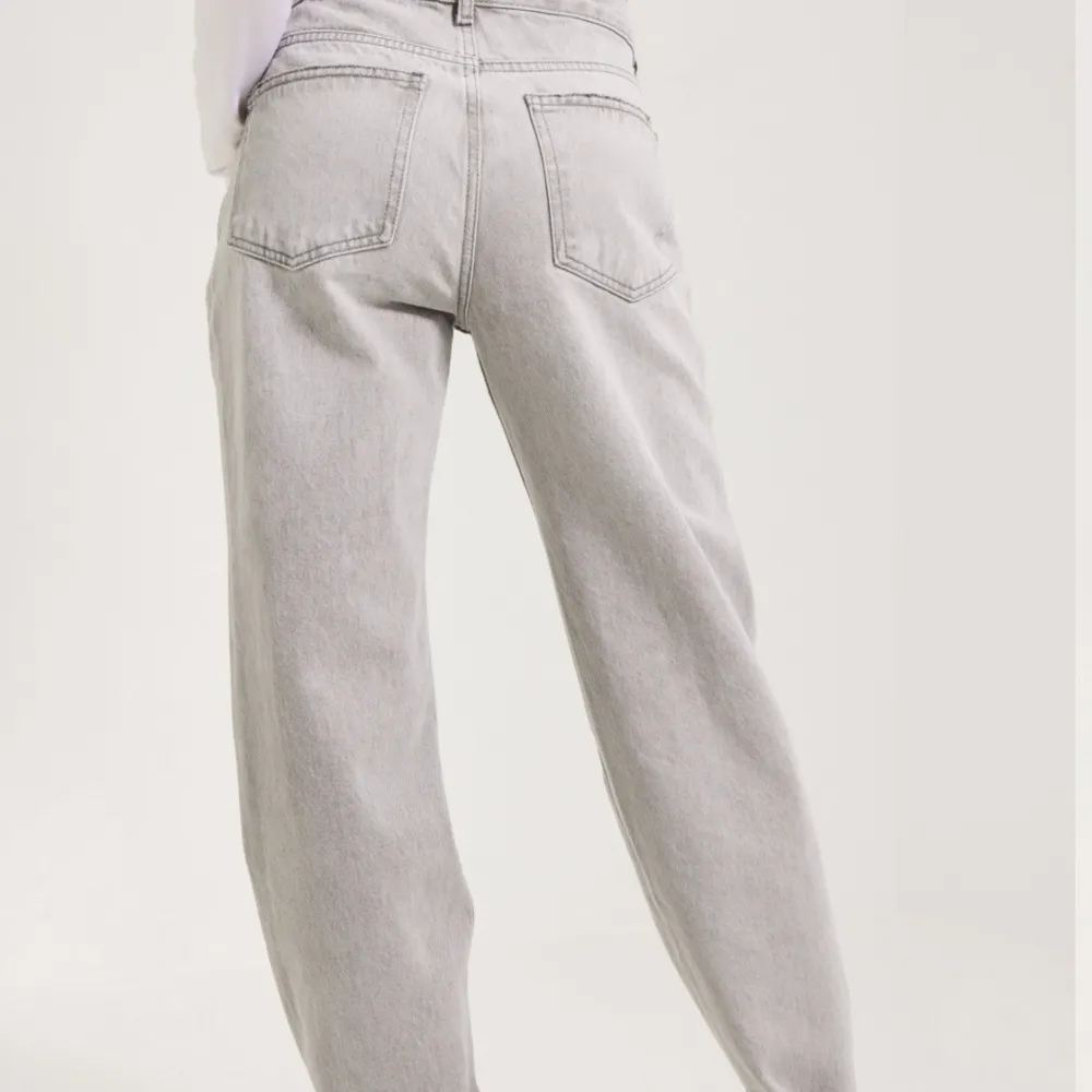 Såå snygga grå jeans från Gina🤍endast använda ett fåtal gånger så inga defekter, nypris 500:- hör av dig vid frågor🤍🤍. Jeans & Byxor.