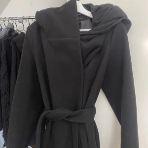 Kappa - Svart kappa med midjeband🖤Strl S