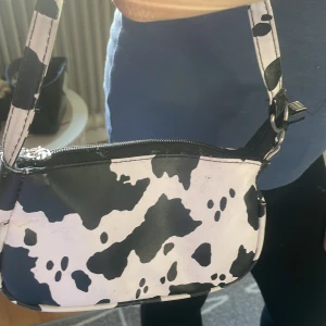 Väska - Väska,ko,svart,vitt,fake skin, ❤️
