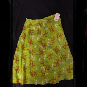 Grön blommig kjol - Super fin lång blommig kjol som jag köpte på myrorna för ett tag sen men har tyvärr inte använt den💖