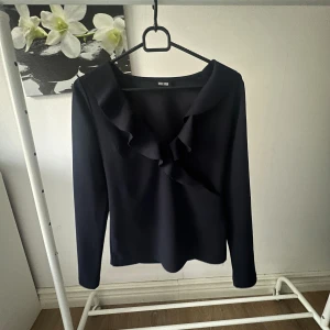 mörkblå blus från bubbelroom💙🤍 - jag säljer denna fina mörkblåa blus från bubbelroom🤍💙 (den ser svart ut med är egentligen mörkblå)