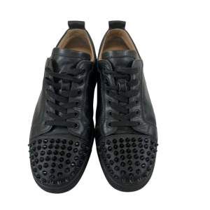 Hej, säljer nu dessa feta svarta läder skor av märket Christian Louboutin. Skorna är i väldigt bra skick. Tillkommer dustbag. ÄKTA💯💯💯
