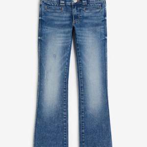 Low waist bootcut jeans ifrån hm!!🩷 Säljer för de inte kommer till andväning. Ny skick, i storlek 164 elr 13-14 y(slutsålda online)