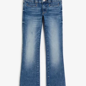 Low waist bootcut jeans - Low waist bootcut jeans ifrån hm!!🩷 Säljer för de inte kommer till andväning. Ny skick, i storlek 164 elr 13-14 y(slutsålda online)