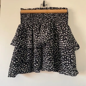 Volangkjol - Säljer denna kjol ifrån Chelsea då jag inte använder den längre.