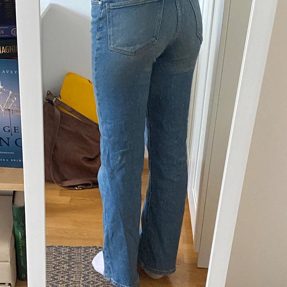 Utsvängda jeans som är för små för mig i midjan. Fråga gärna om fler bilder. Har inga större täcken på användning utan ser i princip nya ut. . Jeans & Byxor.