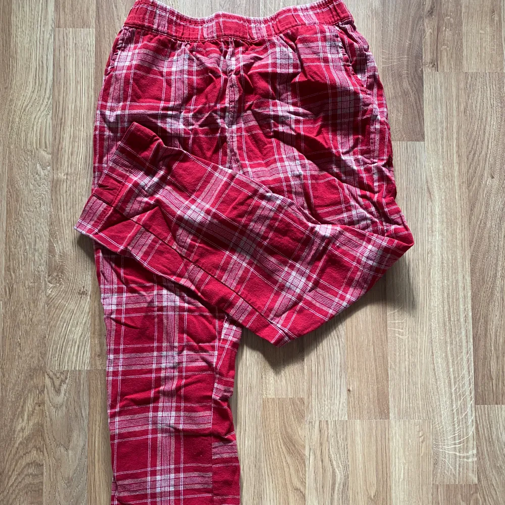 Fina pyjamas byxor som endast är testade. Inga defekter 💕. Jeans & Byxor.