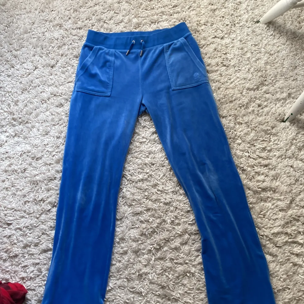Fina blåa juicy byxor. Använt ett få tal gånger. Köpt för 1100kr . Jeans & Byxor.