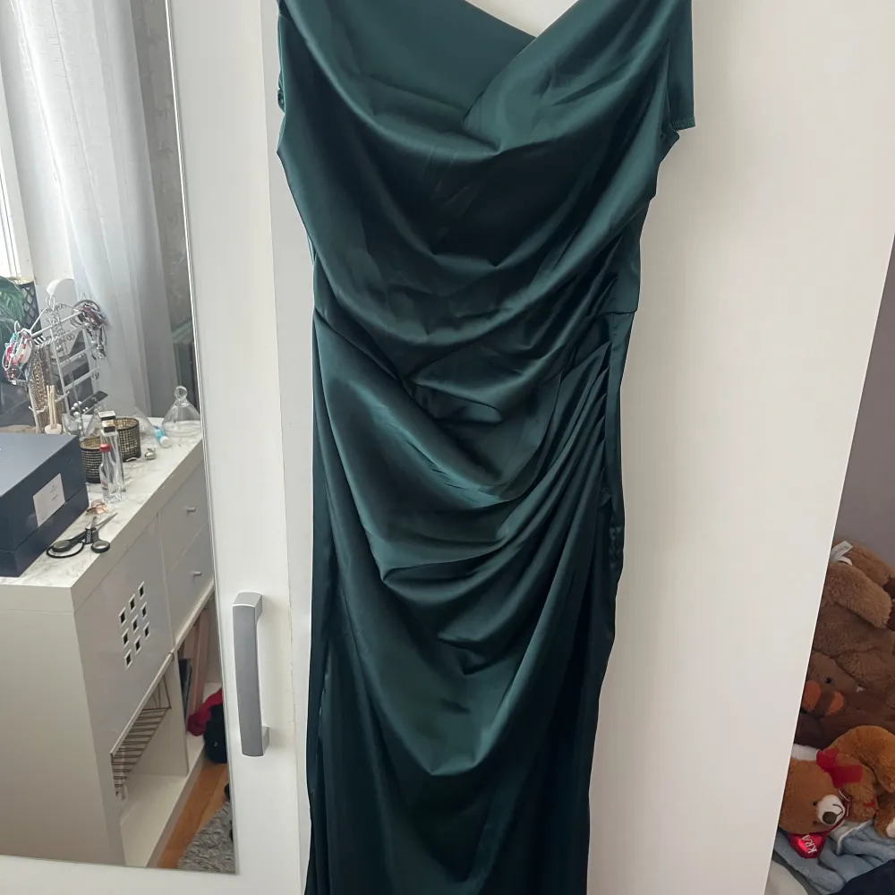 Fin klänning från Shein som passar perfekt till balen, super bra kvalitet💕. Klänningar.