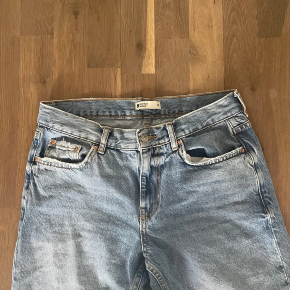 Raka jeans från Gina storlek 36. Använda några gånger men inga synliga tecken på användning. Skicka gärna prisförslag. Jeans & Byxor.