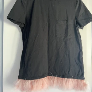 T-shirt cool med fjäder detaljer fluff - Jätte cool T-shirt från zara med fjädrar🌸