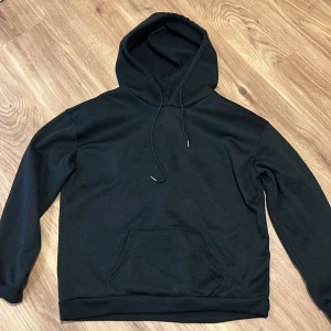 Hoodie  - Säljer en svart Hoodie i mycket bra skick. Storlek M/L 