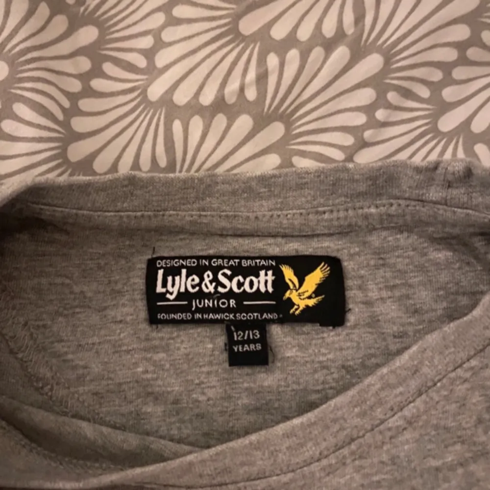 Lyle & scott t-shirt från kidsbrandstore i storlek 12/13 år. T-shirts.