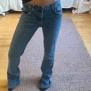 Zara bootcut jeans som är väldigt långa på mig som är runt 160. Midjemått - 74 cm innerbenslängd - 86 cm