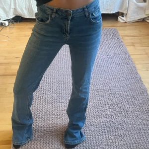 Zara bootcut  - Zara bootcut jeans som är väldigt långa på mig som är runt 160. Midjemått - 74 cm innerbenslängd - 86 cm