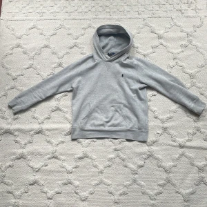 Polo Ralph Lauren hoodie - Polo Ralph lauren hoodie. Passar som S. Bra skick förutom mycket små slitningar på armen.