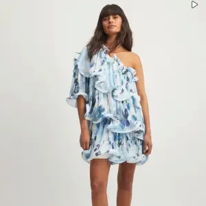 Hej! Jag säljer denna superfina klänning från kollektionen på NAKD av Lojsan Wallin. Klänningen är helt slutsåld, helt oanvänd endast testad, prislapp kvar eftersom den var något liten!! 🥰🥰