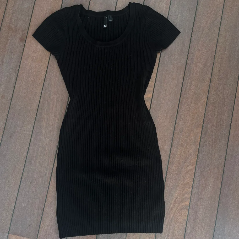Basic svart o skön klänning, storlek 38 (S-M)❣️. Klänningar.