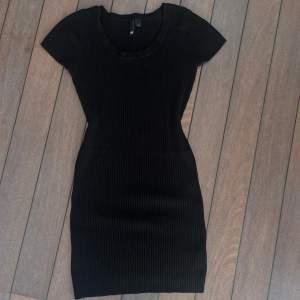 Basic svart o skön klänning, storlek 38 (S-M)❣️