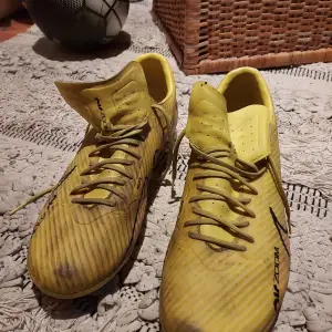 Nike mercurial fotbollskor i bra skicka förutom att dem är lite smutsiga.